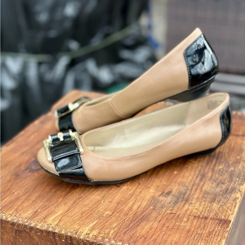Bandolino Leather and Patent 7 1/2M Flats